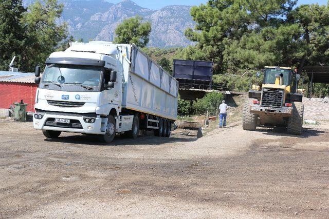 Antalya ilçelerinin çöpleri özel tırlarla taşınıyor