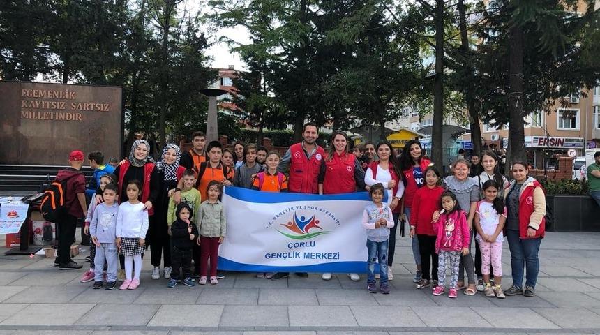 &Ccedil;orlu Gen&ccedil;lik Merkezi &ccedil;ocuklarla meydanlara &ccedil;ıktı