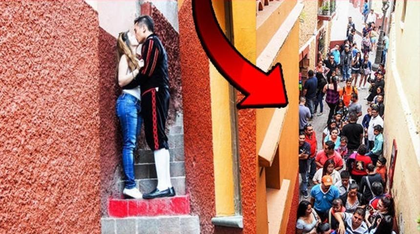 Orada &ouml;p&uuml;şmek i&ccedil;in kuyrukta bekliyorlar!