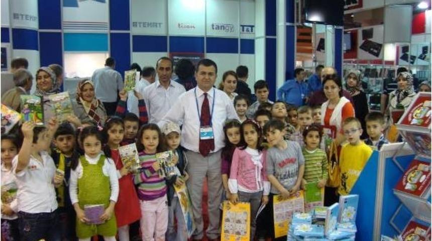 Yazar Tanışır, MEB kitabında yer aldı