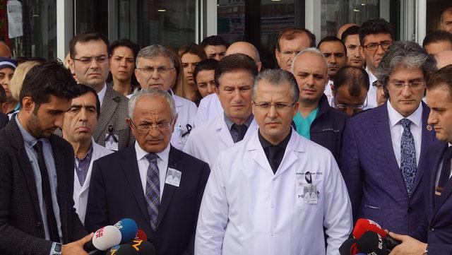 Öldürülen doktor için hastane önünde tören 