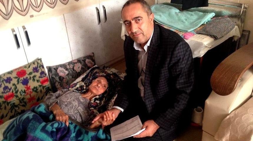 N&uuml;fus m&uuml;d&uuml;r&uuml; Fatma ninenin ayağına gitti