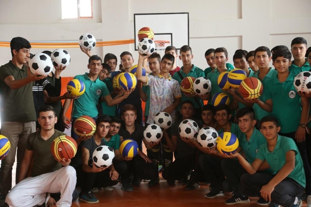 Cizre Belediyesi okullara spor malzemesi desteği sundu