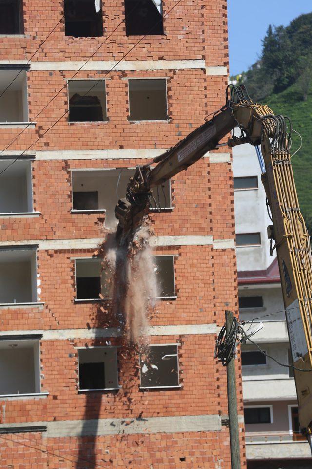 Rize'de dere yatağındaki 7 katlı apartmanın yıkımına başlandı (2)