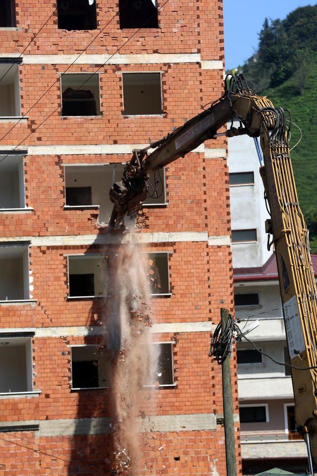 Rize'de dere yatağındaki 7 katlı apartmanın yıkımına başlandı (2)