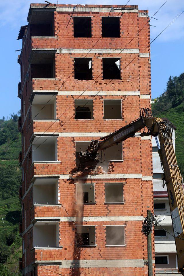 Rize'de dere yatağındaki 7 katlı apartmanın yıkımına başlandı (2)