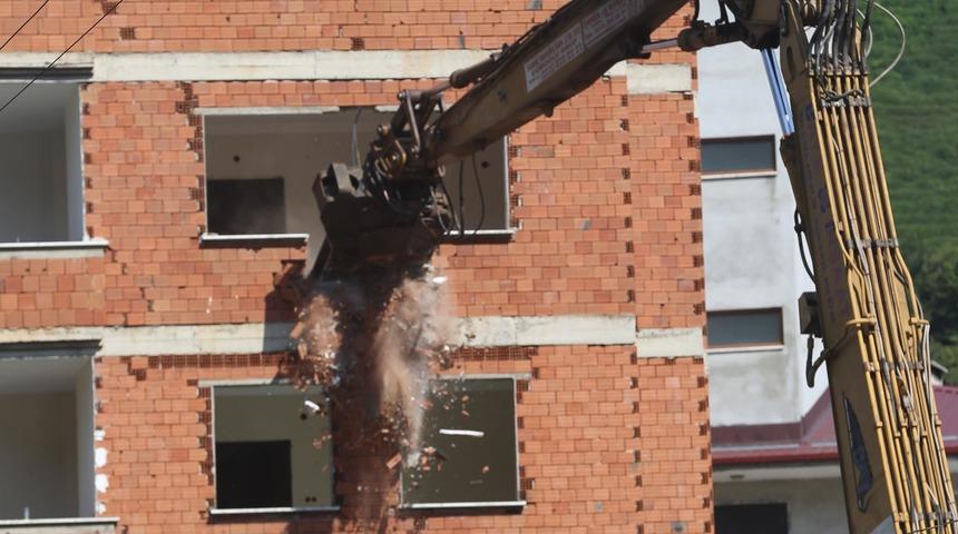 Rize'de dere yatağındaki 7 katlı apartmanın yıkımına başlandı (2)