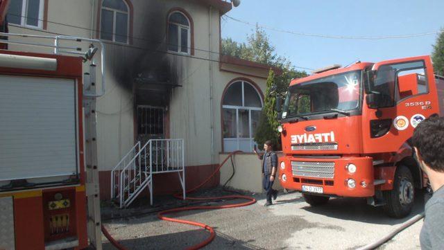 Elektrik kontağı camiyi yaktı