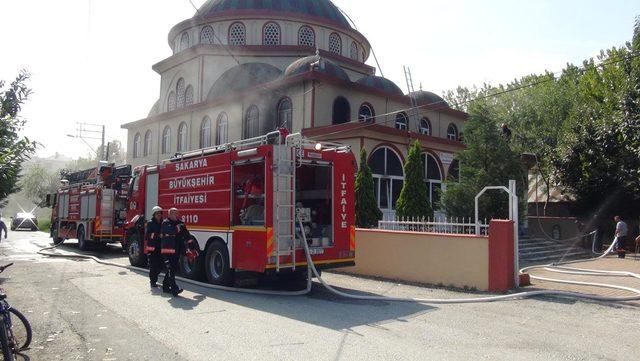 Elektrik kontağı camiyi yaktı