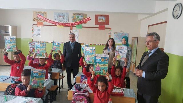 Yozgat’ta öğrencilere çocuk dergisi dağıtıldı