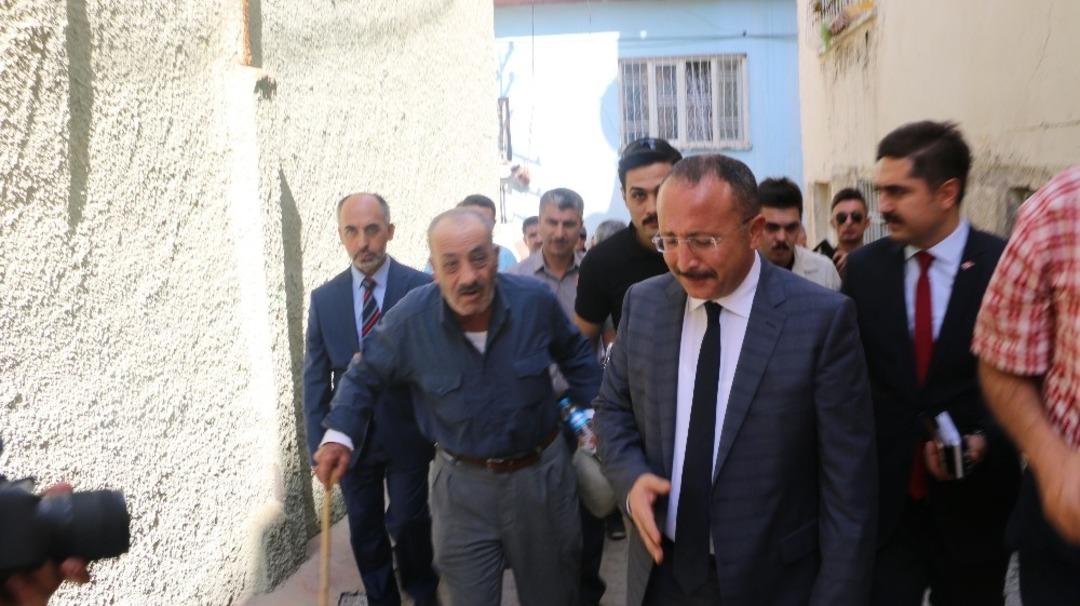 Vali Atik, hasta ve engelli vatandaşın davetini kırmadı