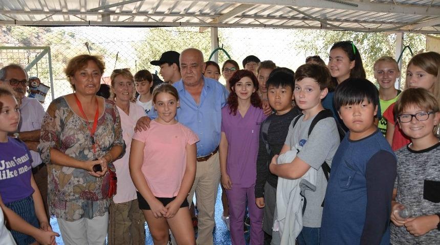 Yabancı &ouml;ğrencilerden hayvan barınağına ziyaret