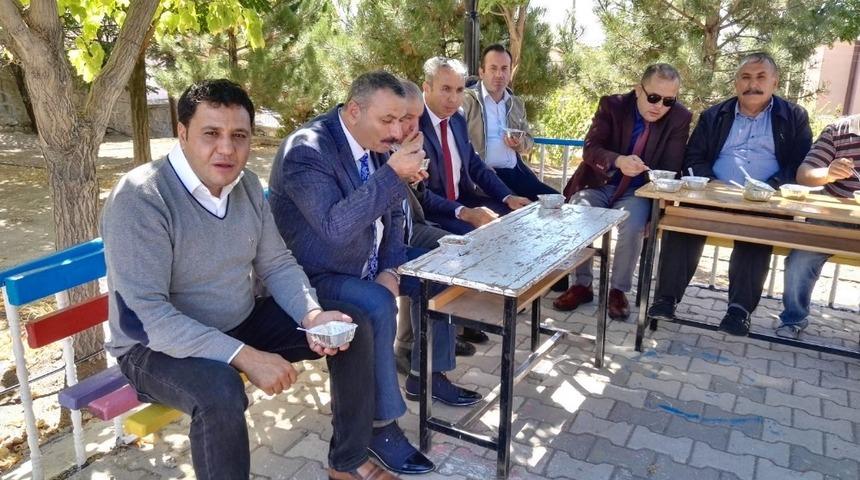 &Ouml;ğretmenler, &ouml;ğrenci ve velilere aşure ikram etti