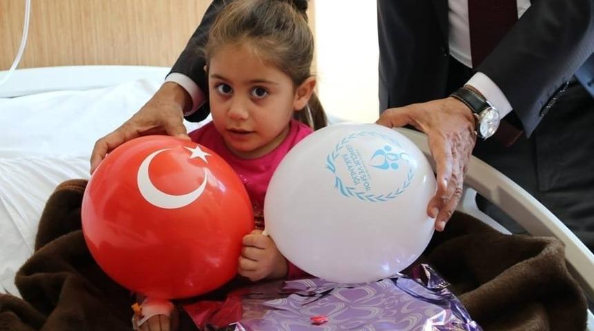 G&ouml;n&uuml;ll&uuml; gen&ccedil;ler hasta &ccedil;ocukları sevindirdi