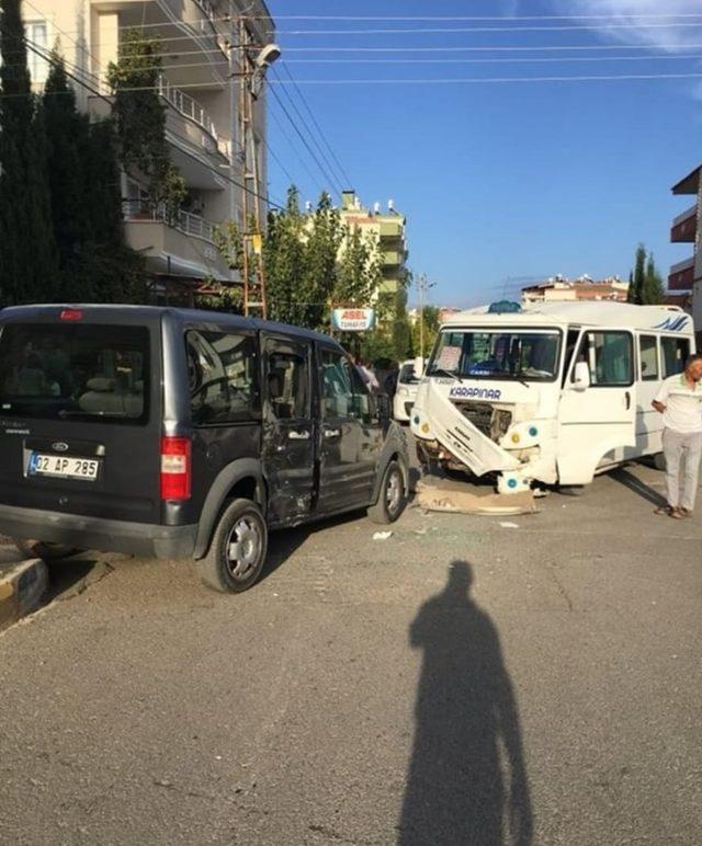 Yolcu minibüsü ile hafif ticari araç çarpıştı: 2 Yaralı