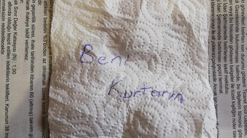 Peçeteye yazdığı not sayesinde kurtuldu