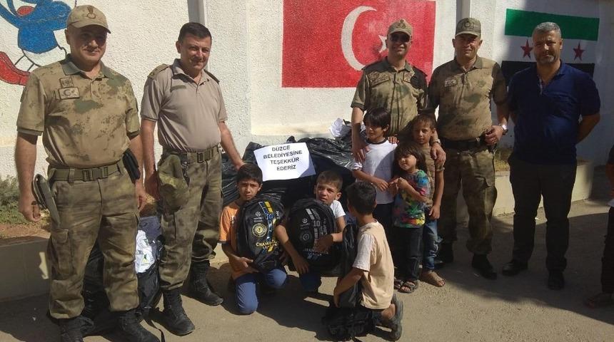 Suriyeli yetimlere kırtasiye yardımı