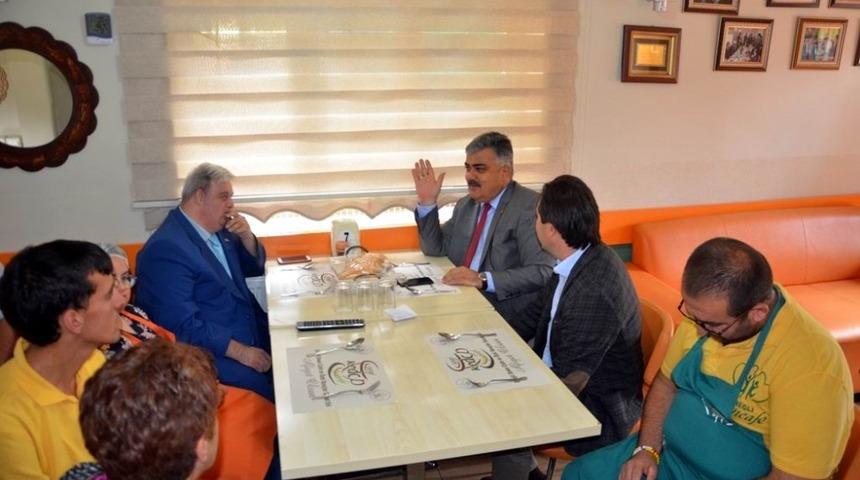 Başkan &Ouml;zaltun, down kafeyi ziyaret etti