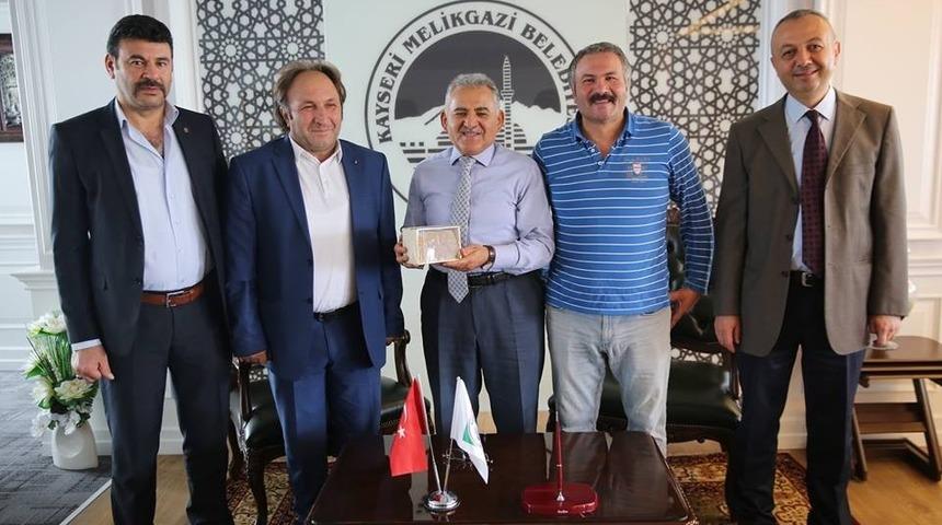 Kayseri Gemerekliler Dernek yönetimi Başkan Memduh Büyükkılıç’ı ziyaret etti