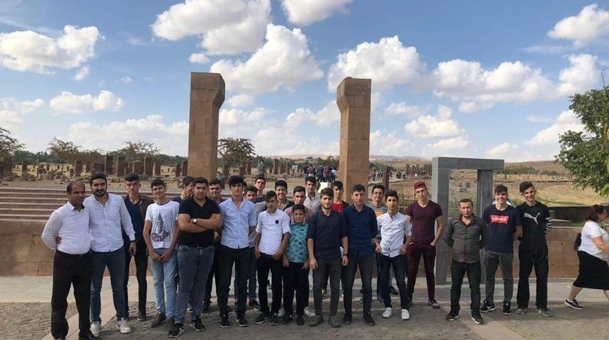 Sasonlu gen&ccedil;ler Ahlat&rsquo;ta Sel&ccedil;uklu Mezarlığı&rsquo;nı gezdi