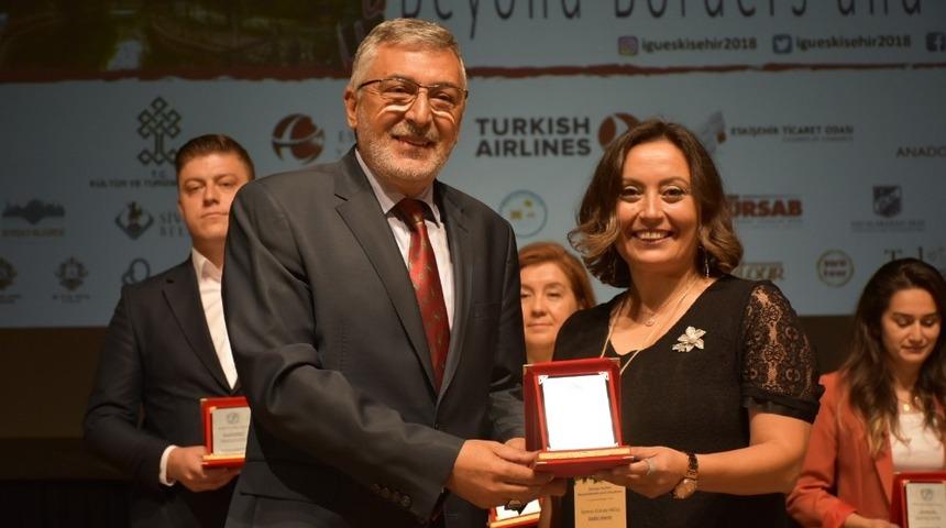 Anadolu &Uuml;niversitesinden, İn&ouml;n&uuml; Belediyesine teşekk&uuml;r plaketi