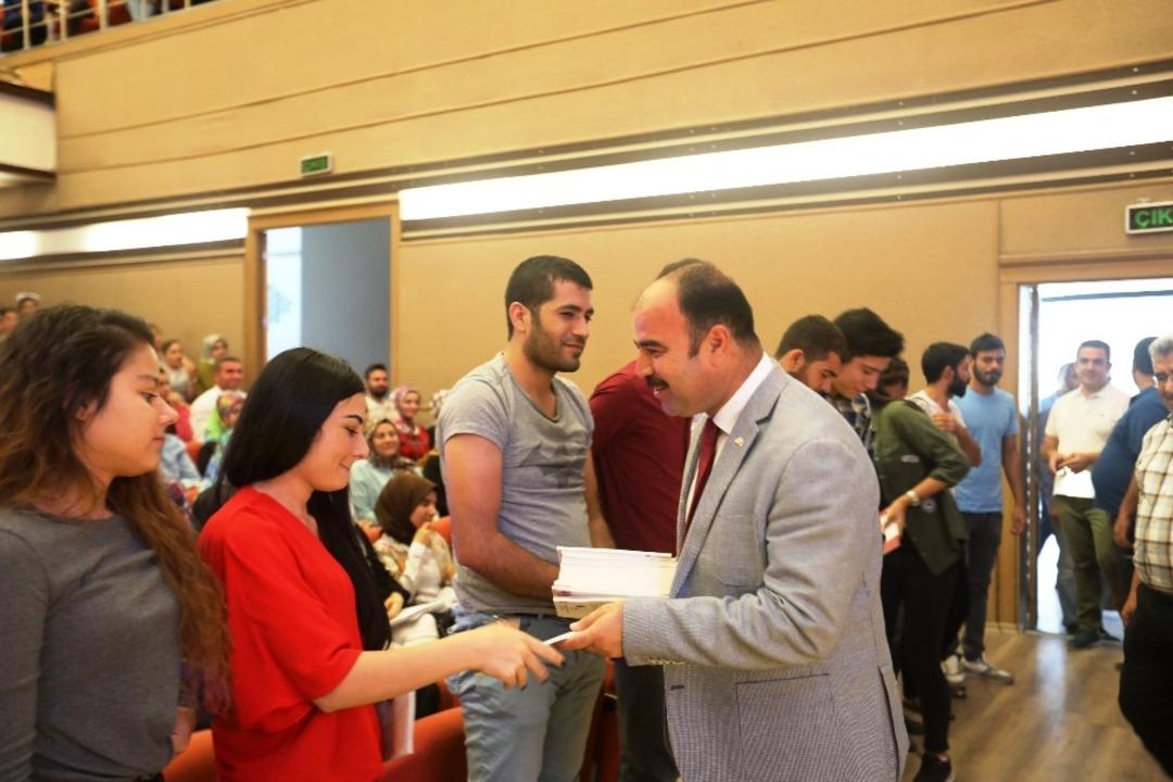 Şanlıurfa&rsquo;da &ouml;ğrencilere kitap dağıtıldı