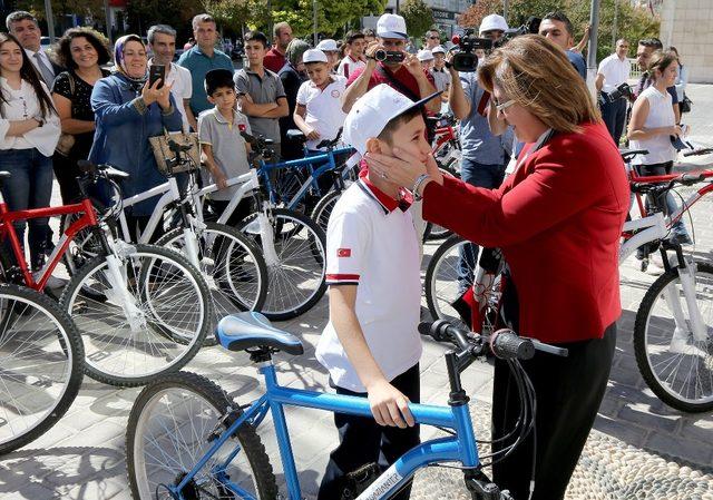 Fatma Şahin’den başarılı öğrencilere bisiklet