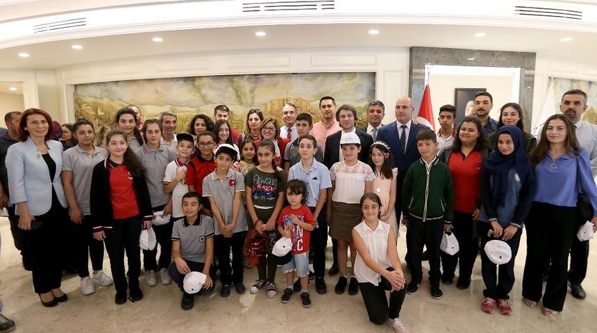 Fatma Şahin&rsquo;den başarılı &ouml;ğrencilere bisiklet