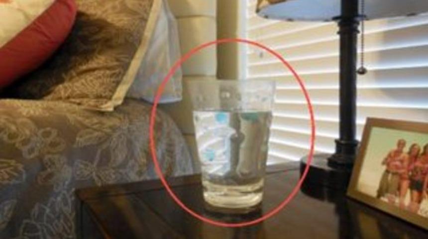 Yatakta başucunuza koyduğunuz suyu neden içmemelisiniz?