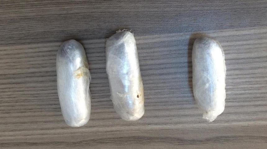 Uyuşturucuyu makatlarına gizlemişler