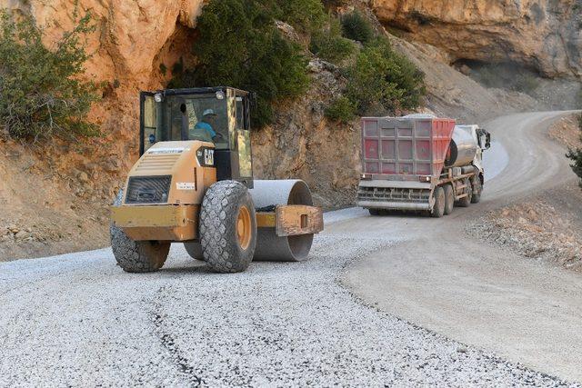 Mersin’de kırsal bölgelerdeki asfalt atağı sürüyor