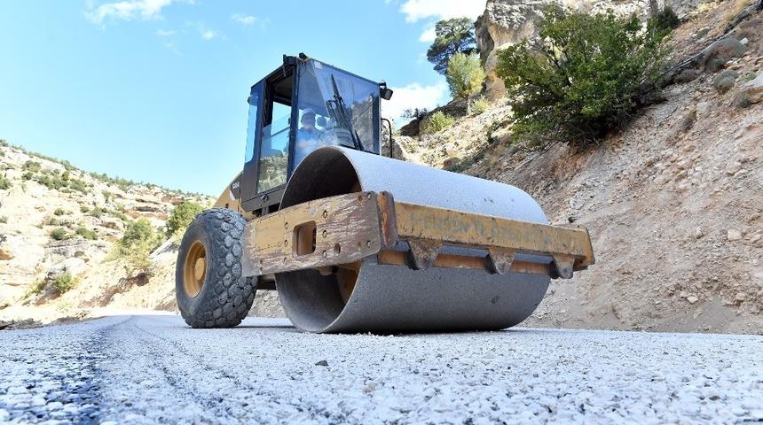 Mersin&rsquo;de kırsal b&ouml;lgelerdeki asfalt atağı s&uuml;r&uuml;yor