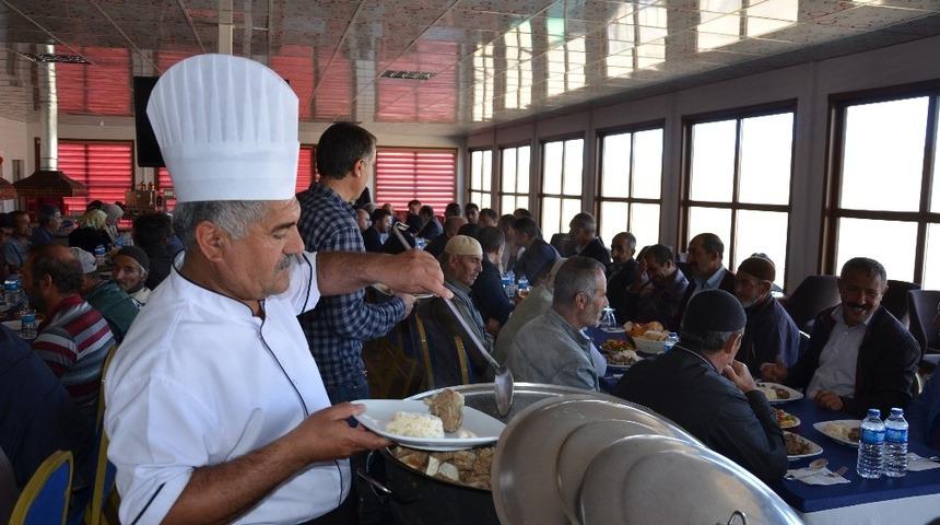 &Ccedil;at Belediye Başkanı Kılı&ccedil;, personeli ile yemekte bir araya geldi