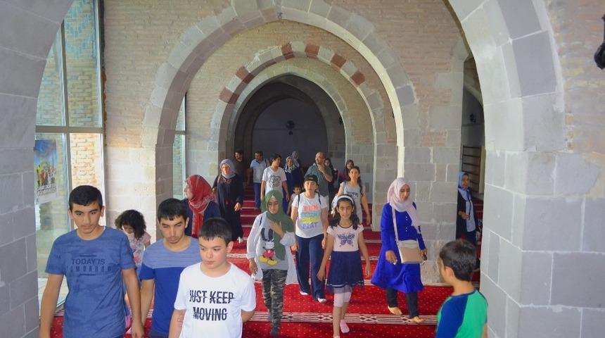 Tur Otob&uuml;s&uuml; 20 bin kişiye Battalgazi&rsquo;yi gezdirdi