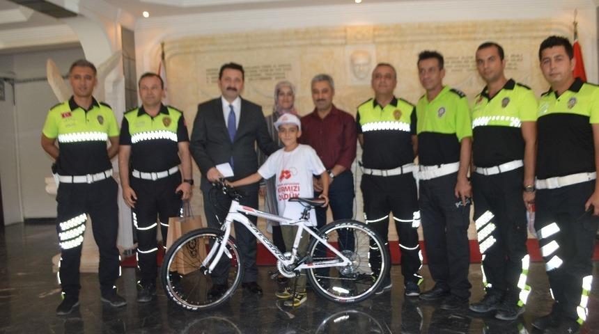 &lsquo;Kırmızı D&uuml;d&uuml;k&rsquo; kampanyasından bisiklet kazandı