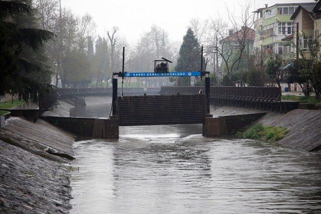 1,5 milyon metreküp yağmursuyu deşarj edildi