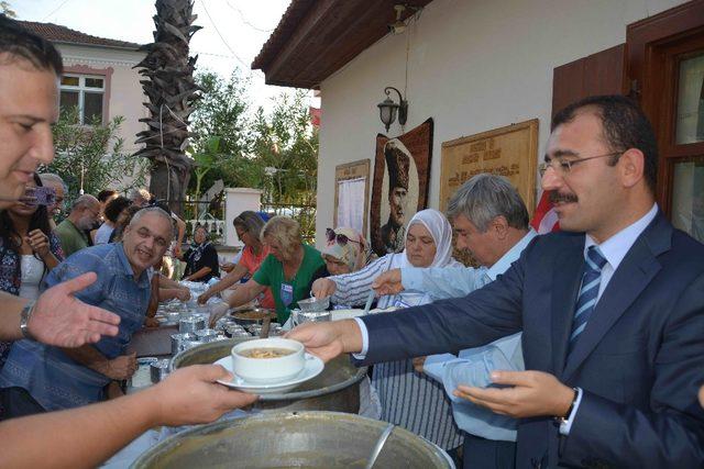 Köyceğiz Belediyesinden aşure ikramı