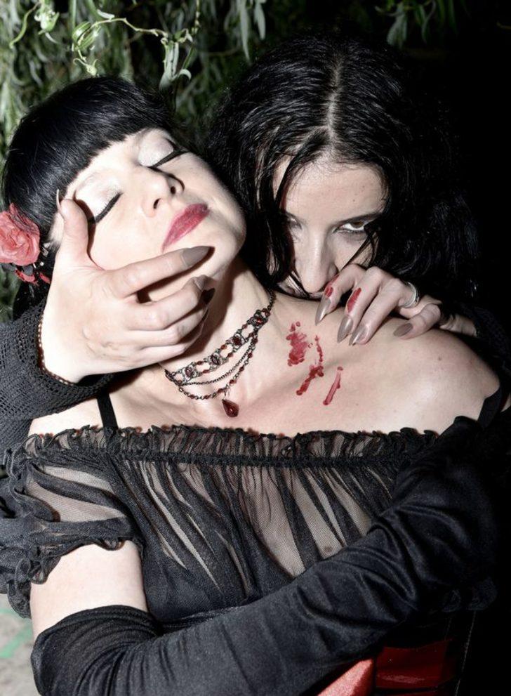 Kan içip, tabutta yatıyor! Her biri aramızda dolaşıyor G5