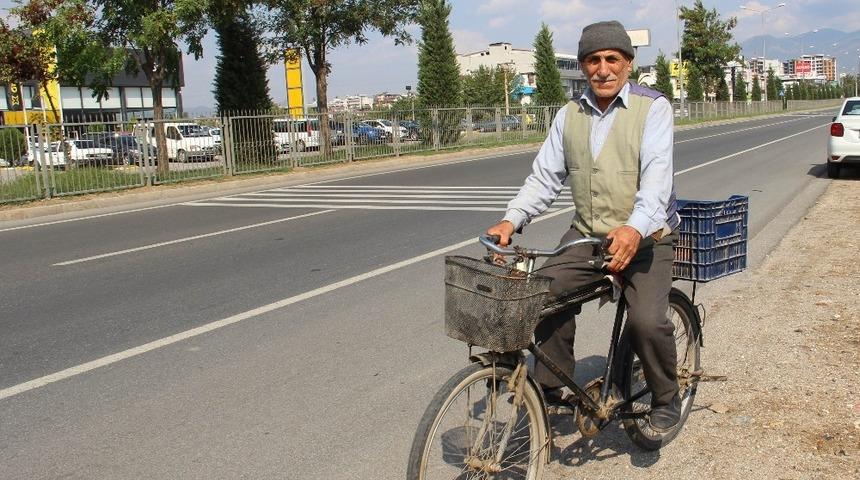 Emin Dede, hastaneye gitmek yerine yola gidiyor