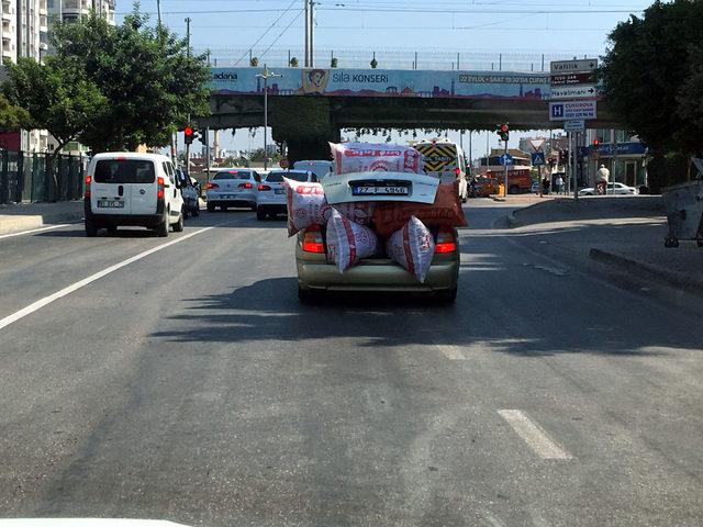 Çuval yüklü otomobille tehlikeli yolculuk