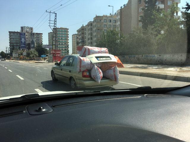 Çuval yüklü otomobille tehlikeli yolculuk