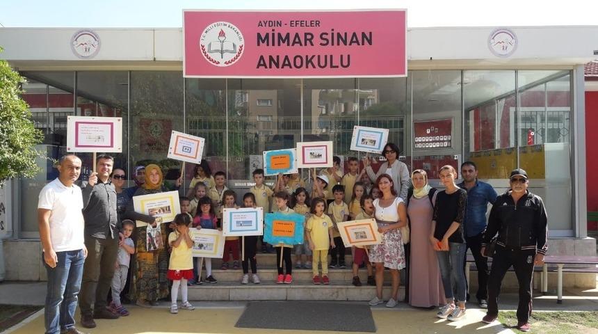 Minikler velileri ile birlikte y&uuml;r&uuml;d&uuml;