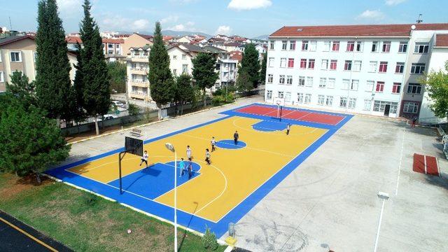 Okullar spor sahalarıyla renkleniyor