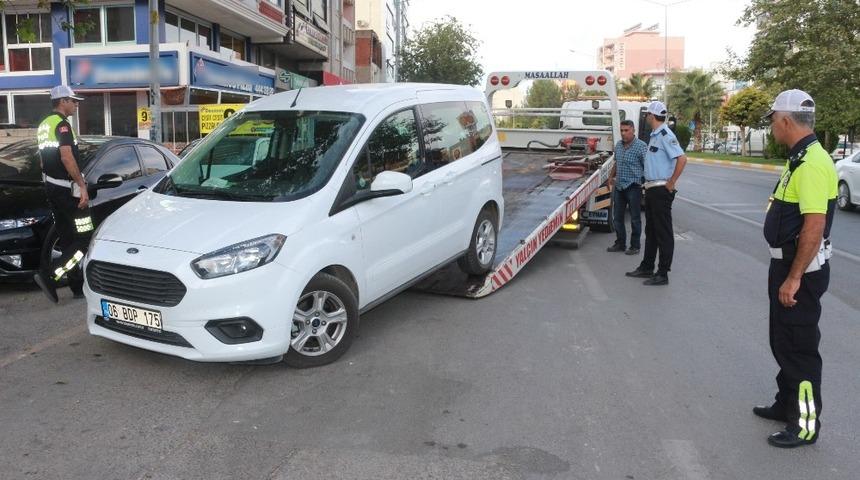 Uygunsuz park eden ara&ccedil;lar otoparka &ccedil;ekildi