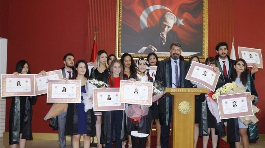 Stajını tamamlayan avukatlar c&uuml;bbe giydi