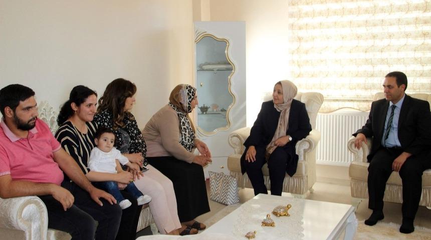 (Özel) İşitme engeli ailelerin evine titreşimli bebek telsizi yerleştirildi