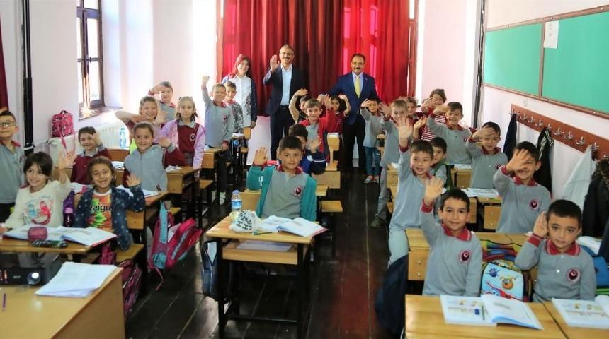 Uşak Belediyesi &ouml;ğrencilere meyve ikram etti