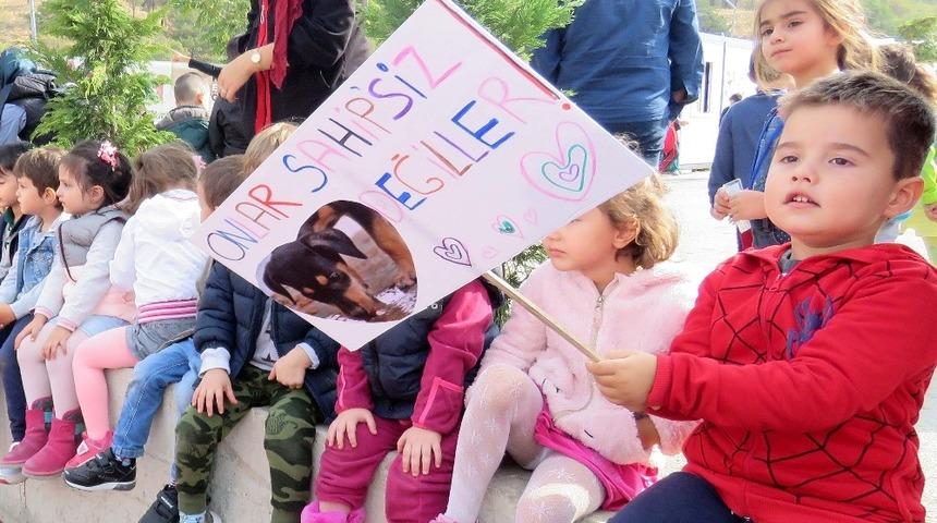 &Ccedil;ocuklar dostlarını yalnız bırakmadı