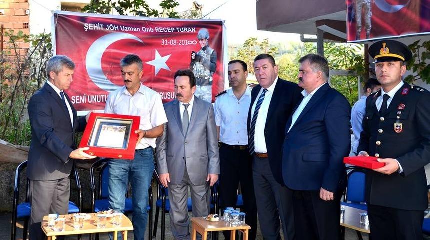 Zonguldak  Valisi &Ccedil;ınar şehit ailesi ile bir araya geldi