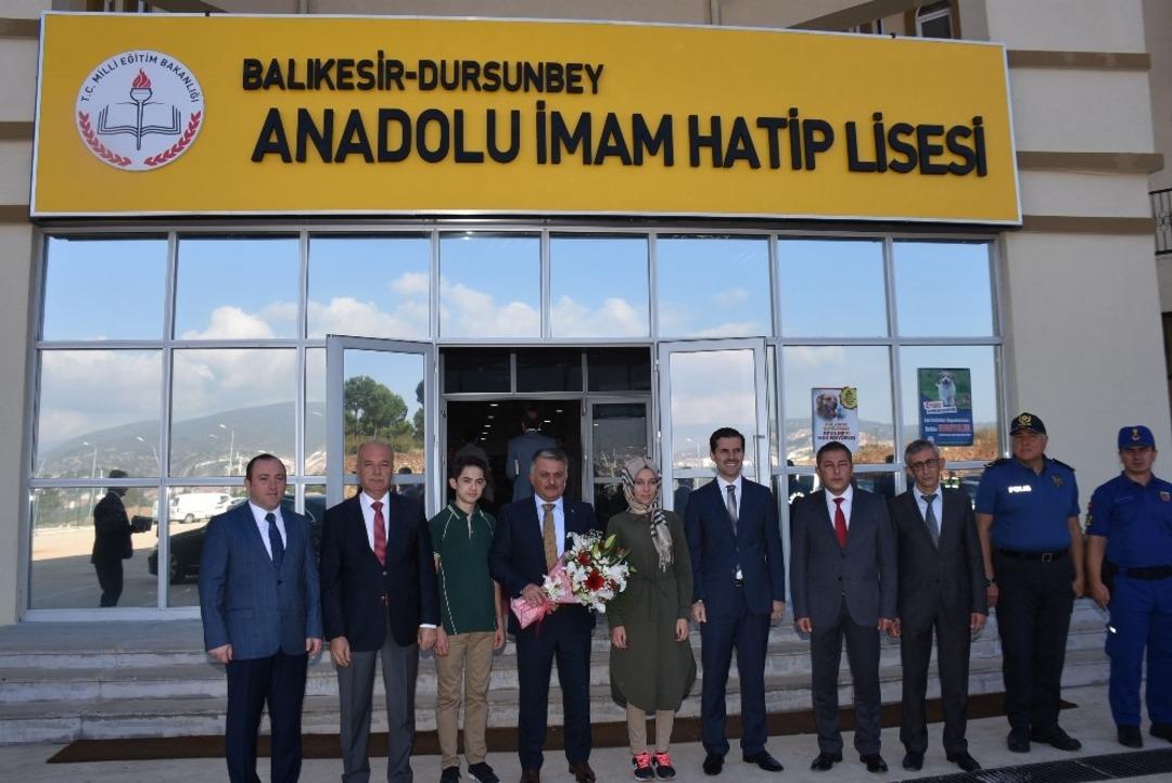 Vali Yazıcı Dursunbey&rsquo;de Kitap Okuma Etkinliğine Katıldı